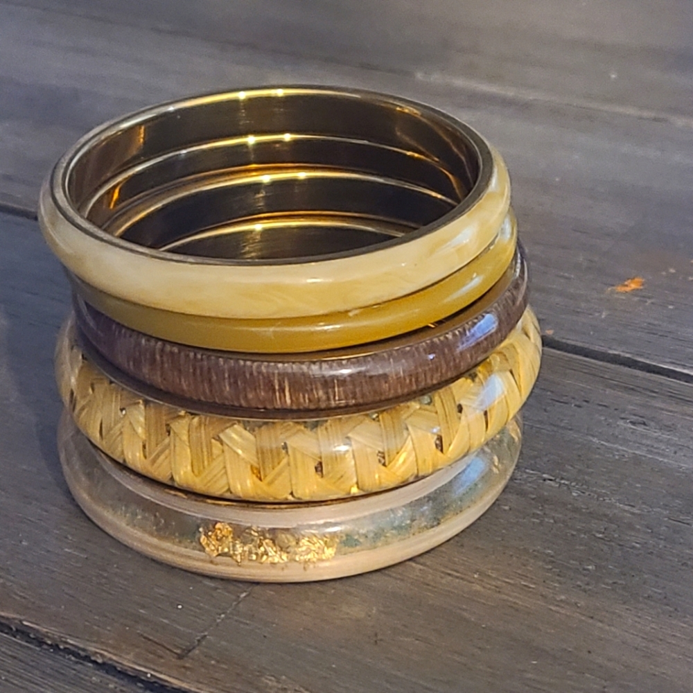 * Womans Set of  5 Gold Toned bangles